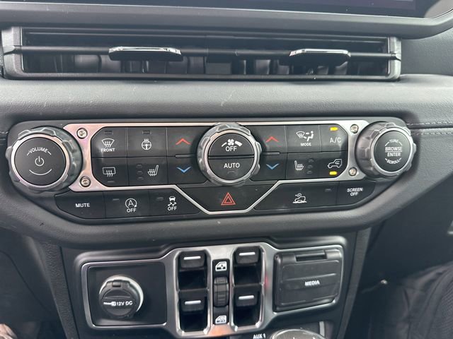 Used 2024 Jeep Wrangler Sahara image 29