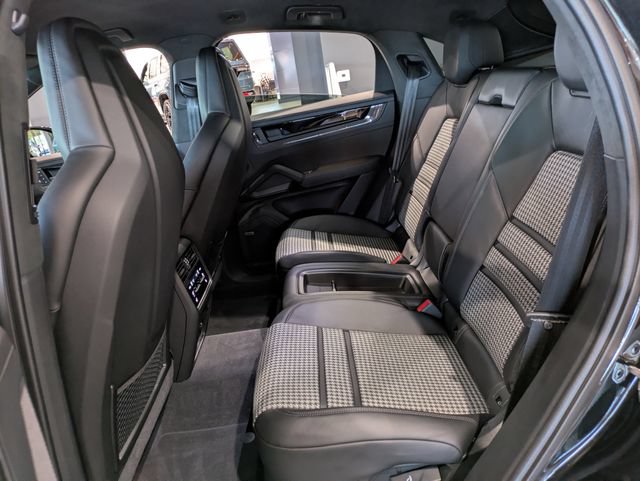 Used 2026 Porsche Cayenne GTS AWD/4WD image 14