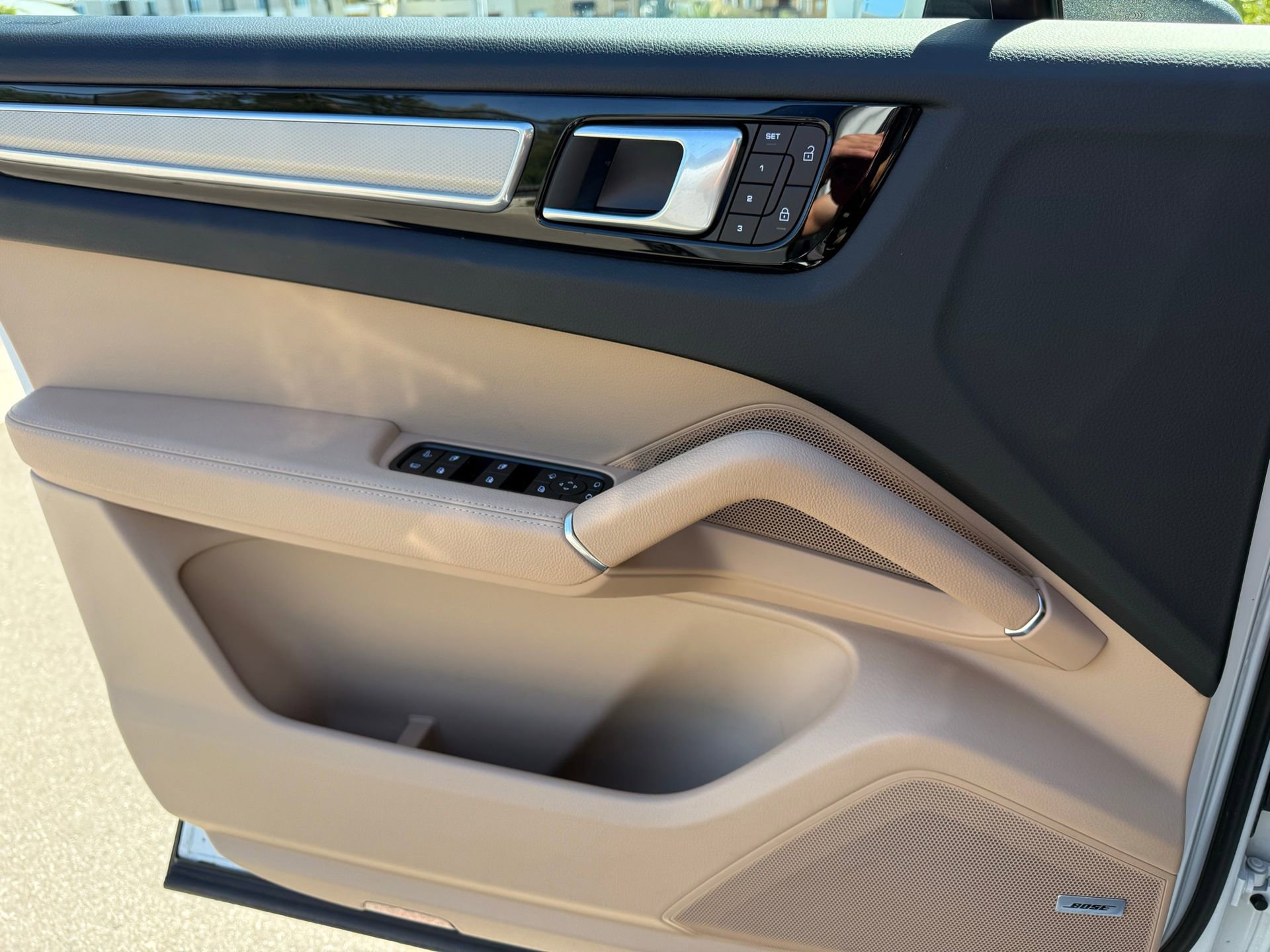 Used 2022 Porsche Cayenne Platinum Edition image 26