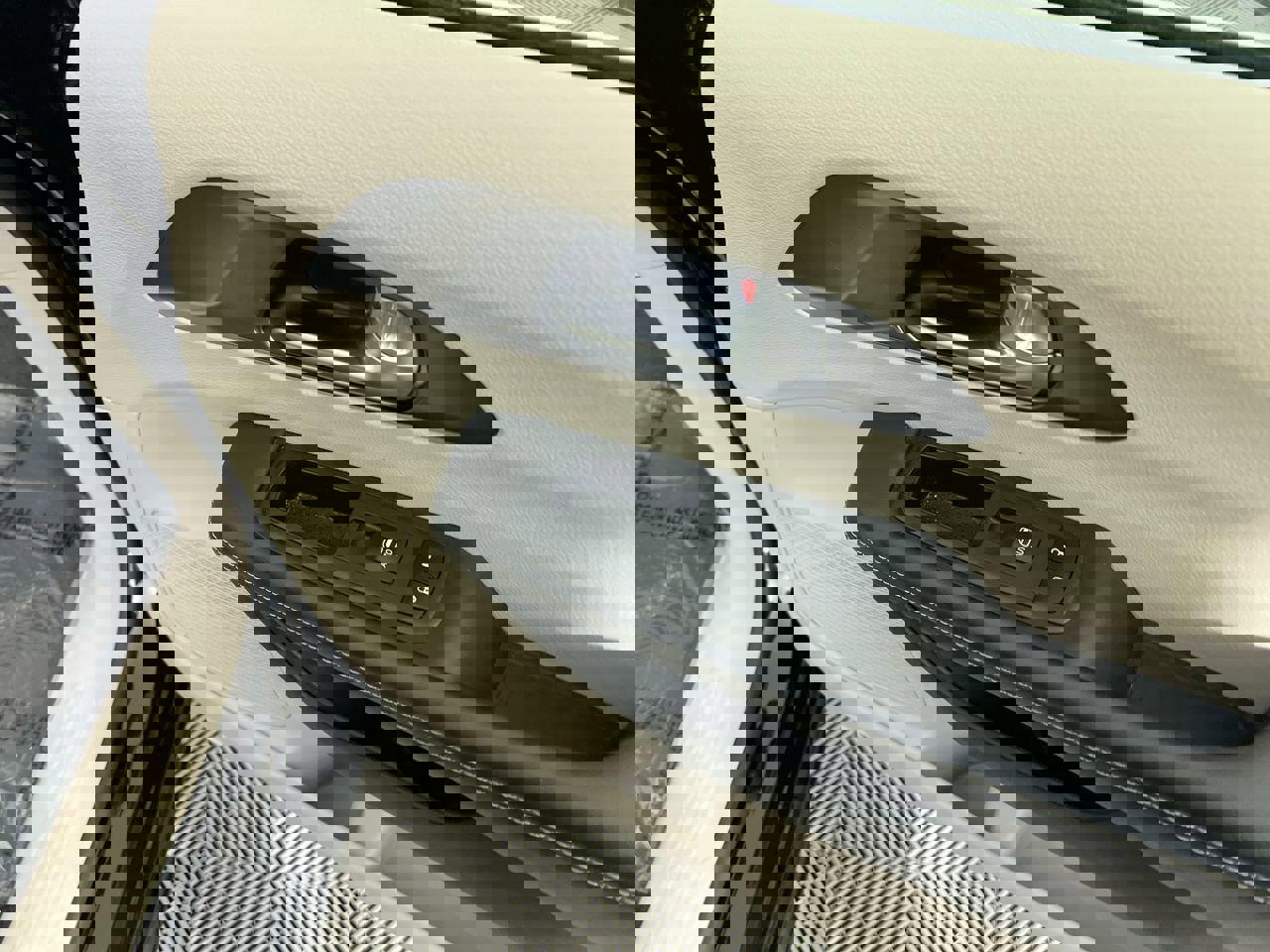 Used 2024 Chrysler Pacifica Touring-L image 30