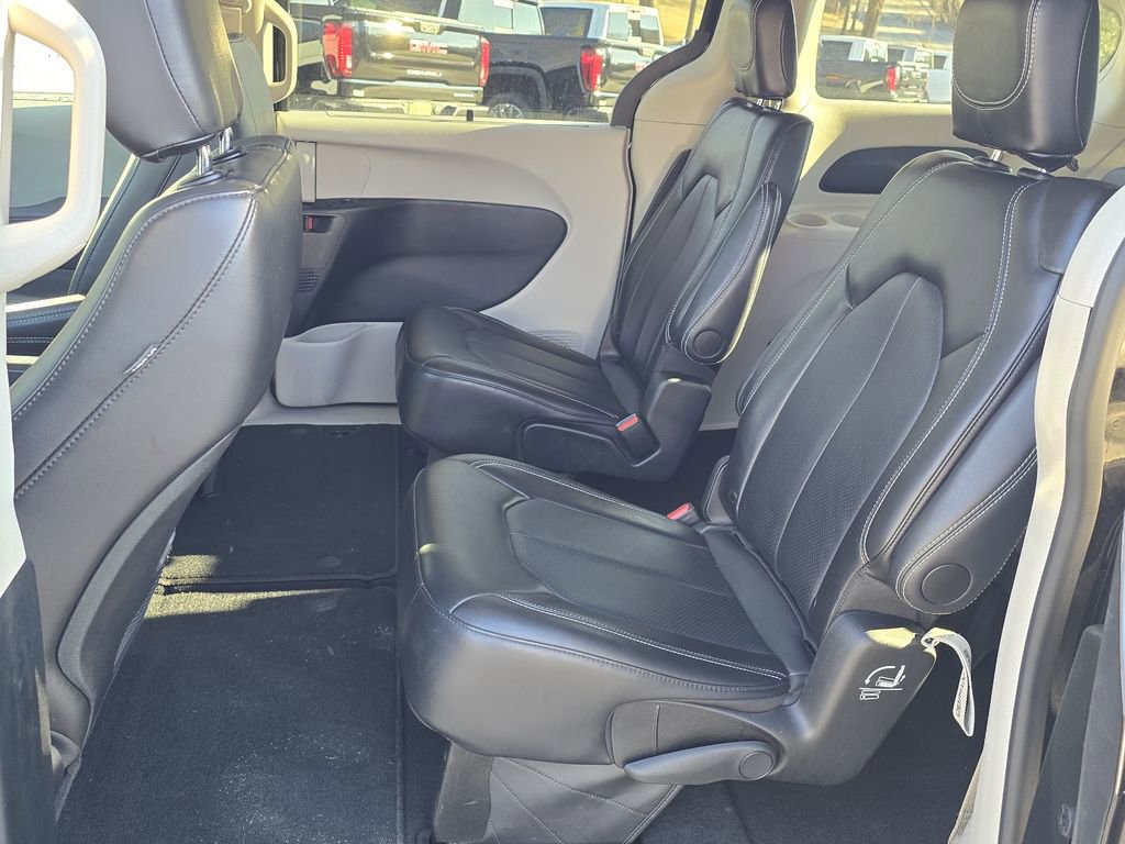 Used 2024 Chrysler Pacifica Touring-L image 5