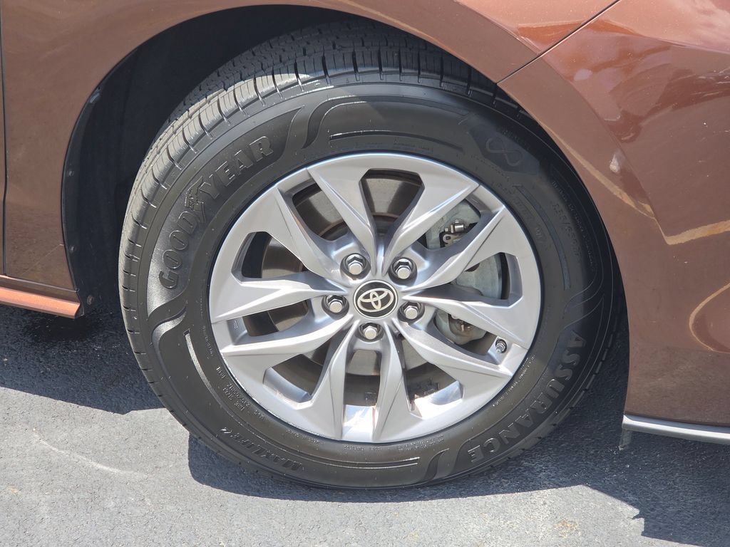 Used 2021 Toyota Sienna XLE FWD image 20