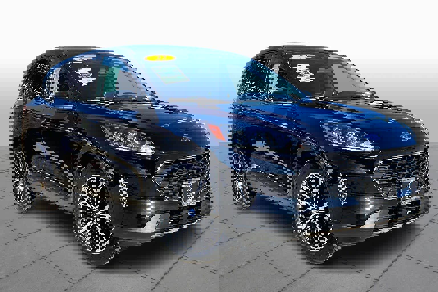 Used 2022 Ford Escape SE w/ SE Sport Appearance Package image 3