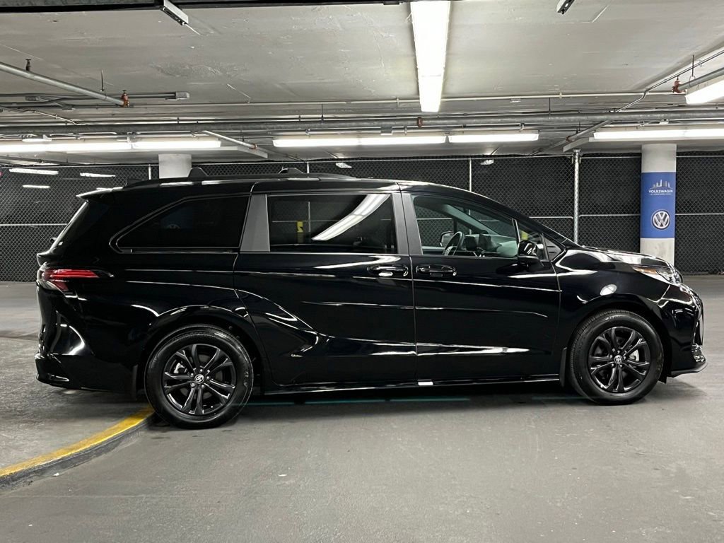 Used 2025 Toyota Sienna XSE image 41