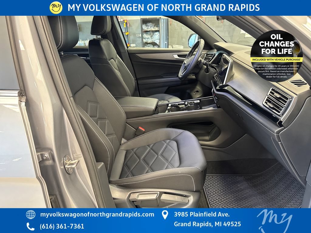 Used 2024 Volkswagen Atlas Cross Sport SE AWD/4WD image 25