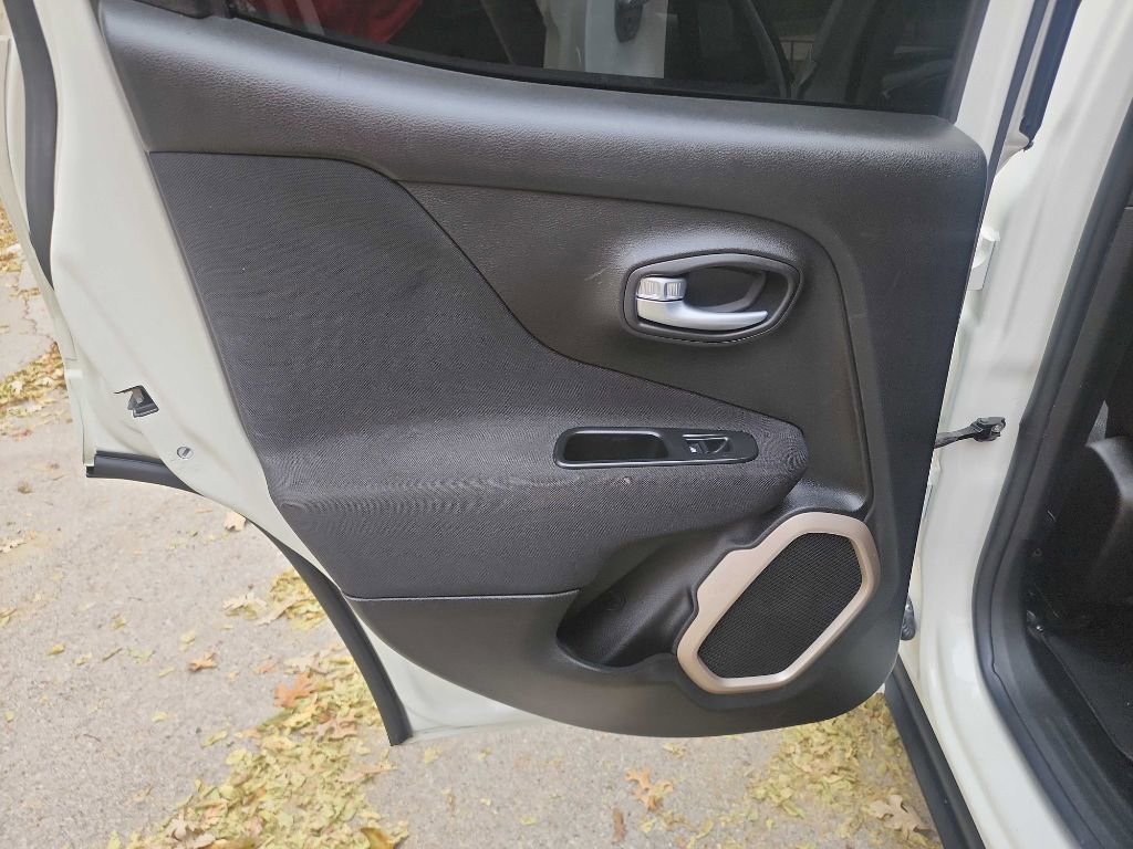 Used 2017 Jeep Renegade Latitude image 29