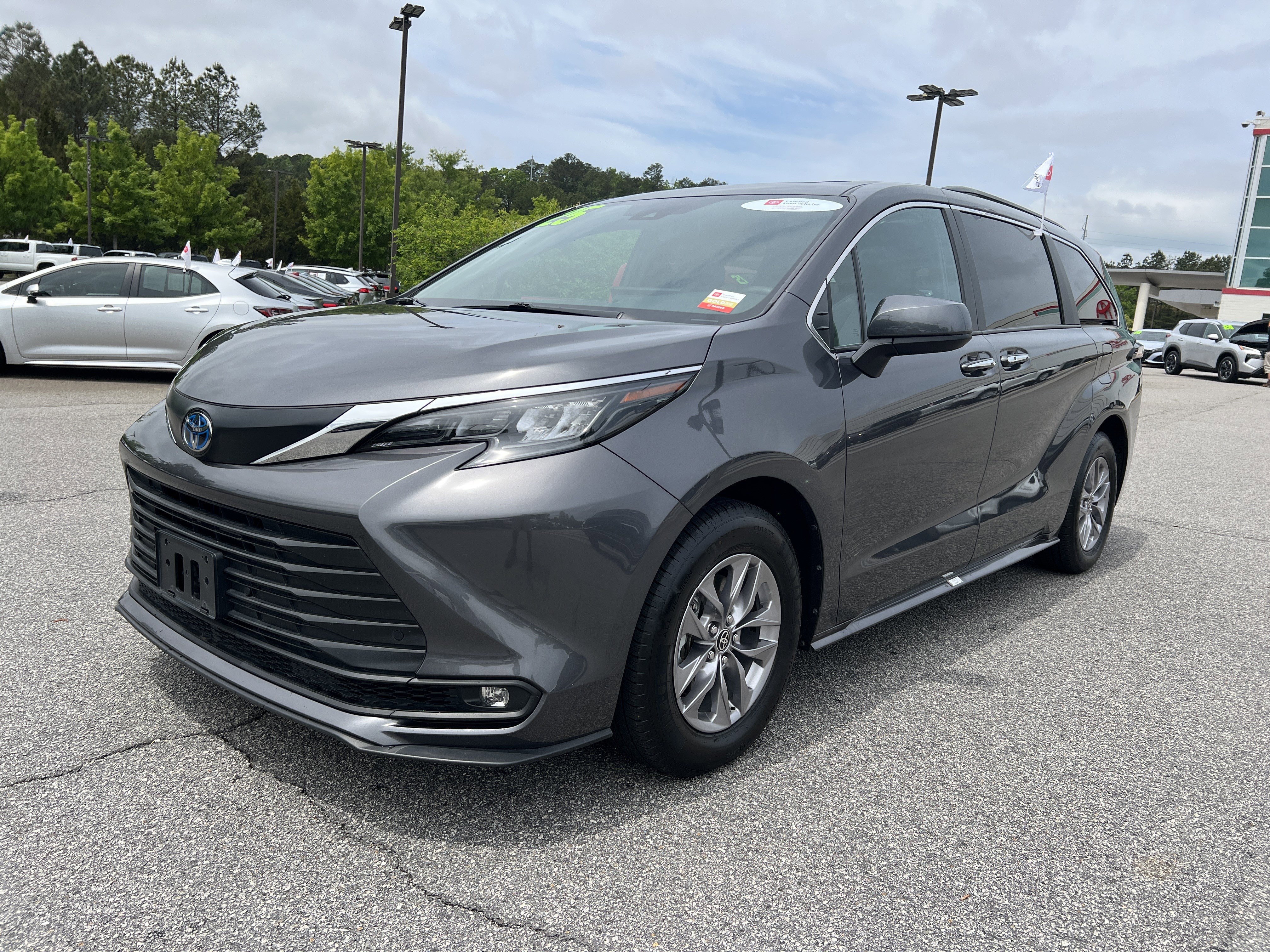 Certified 2025 Toyota Sienna XLE FWD image 3