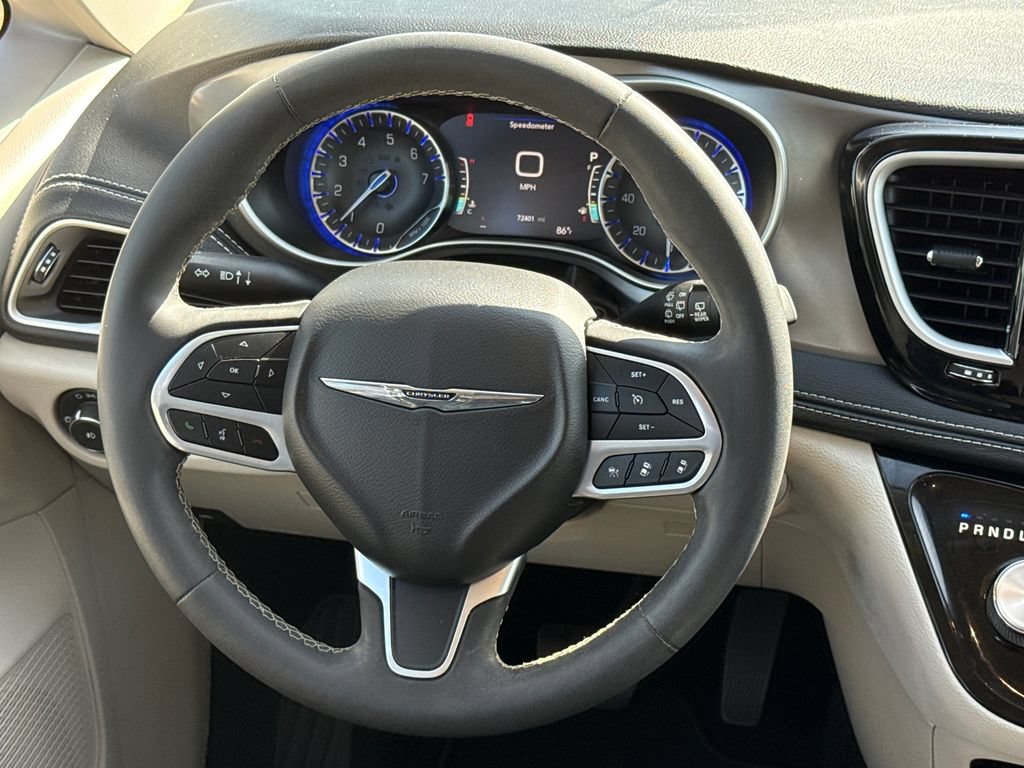 Used 2023 Chrysler Pacifica Touring-L FWD image 13