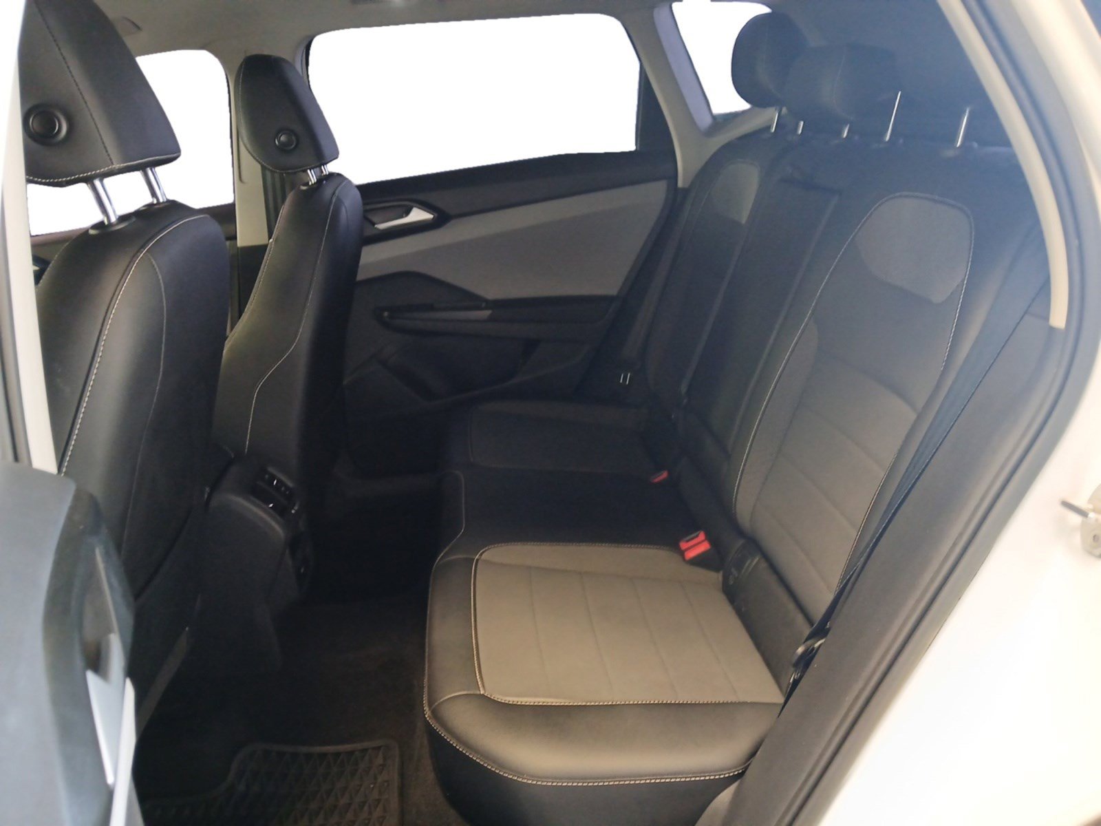 Used 2023 Volkswagen Taos SE w/ Panoramic Sunroof Package image 13