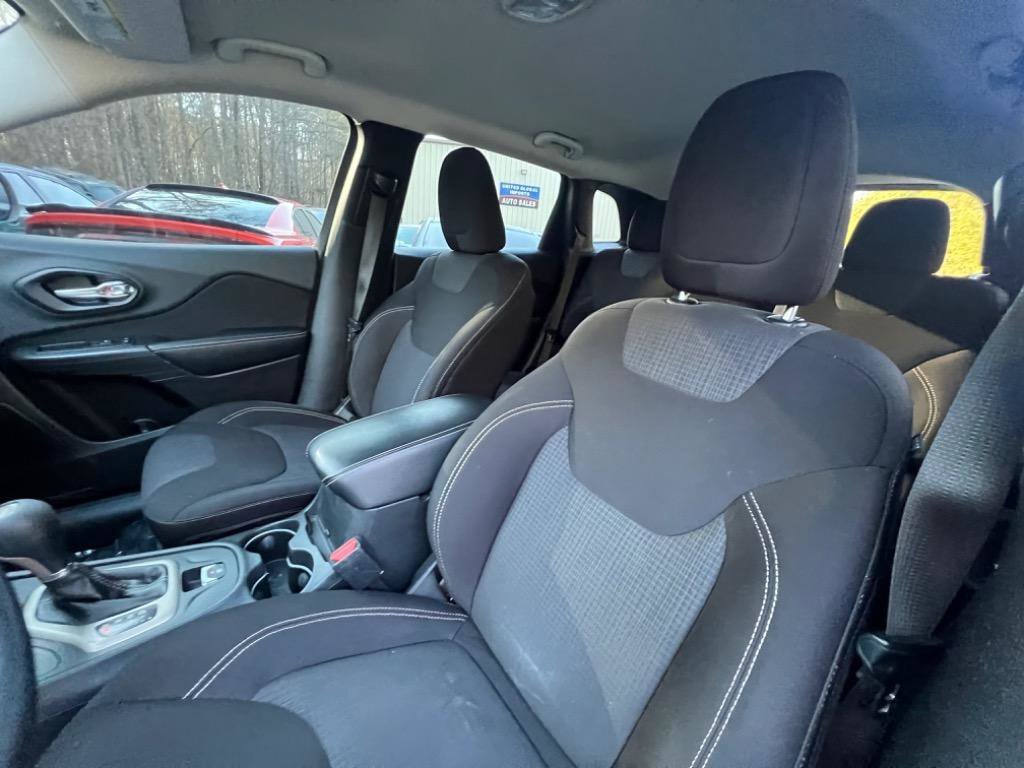 Used 2015 Jeep Cherokee Latitude w/ Cold Weather Group AWD/4WD image 9