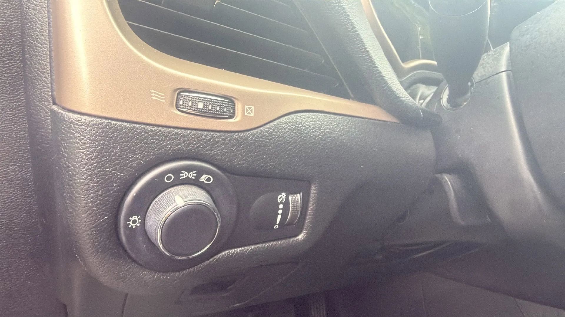 Used 2014 Jeep Cherokee Sport image 19