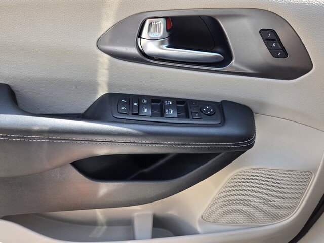 Used 2023 Chrysler Pacifica Touring-L FWD image 30