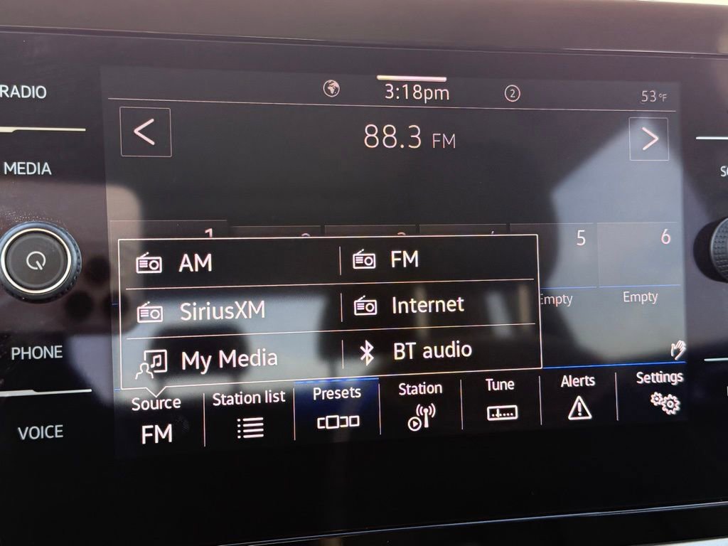 Certified 2025 Volkswagen Taos SE image 10