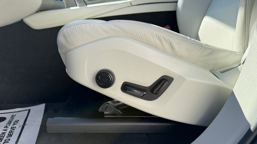 Used 2025 Volvo XC90 T8 Plus w/ Protection Package image 4