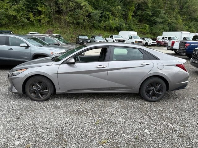 Used 2023 Hyundai Elantra SEL FWD image 2