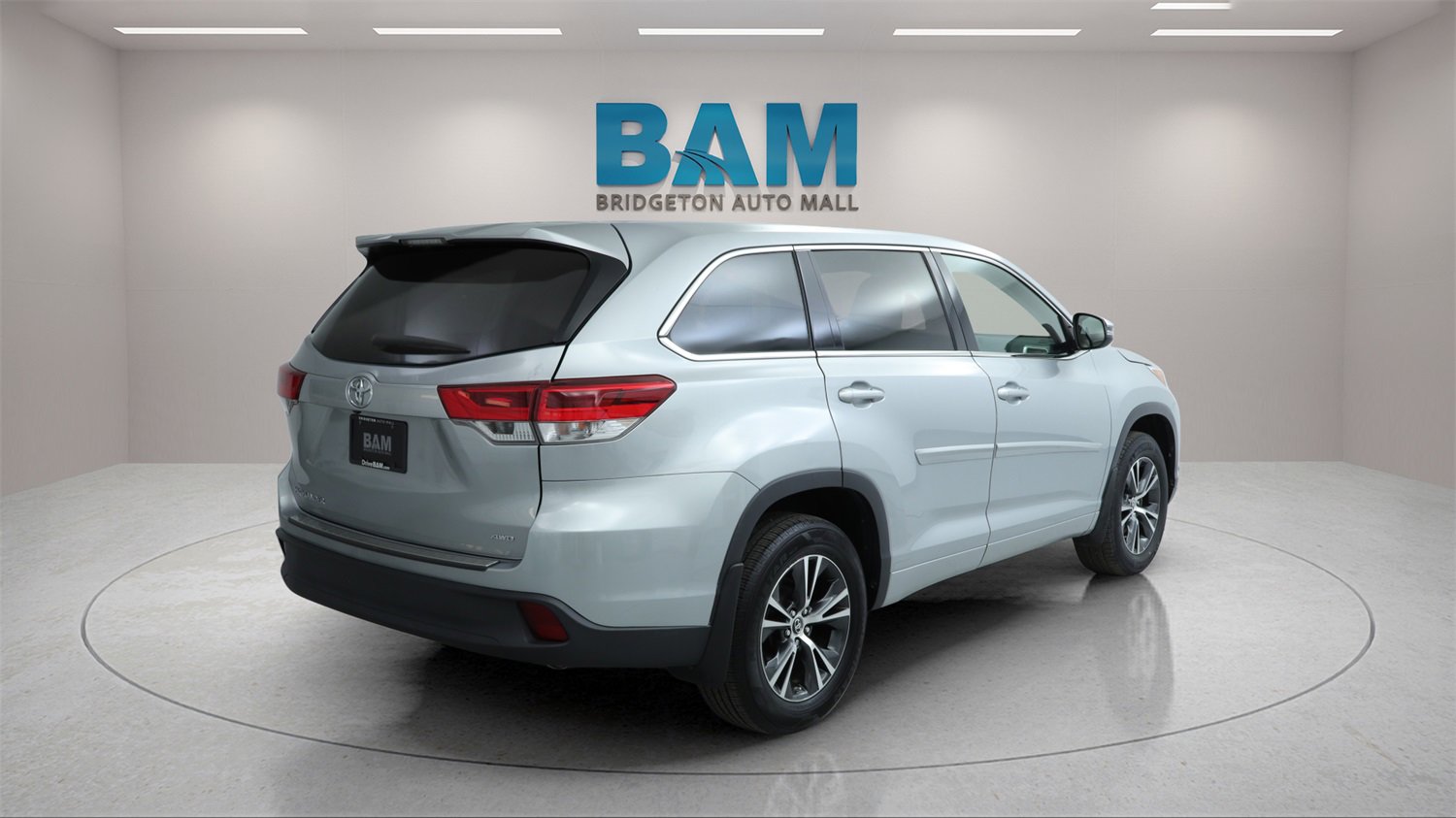 Used 2018 Toyota Highlander LE image 5