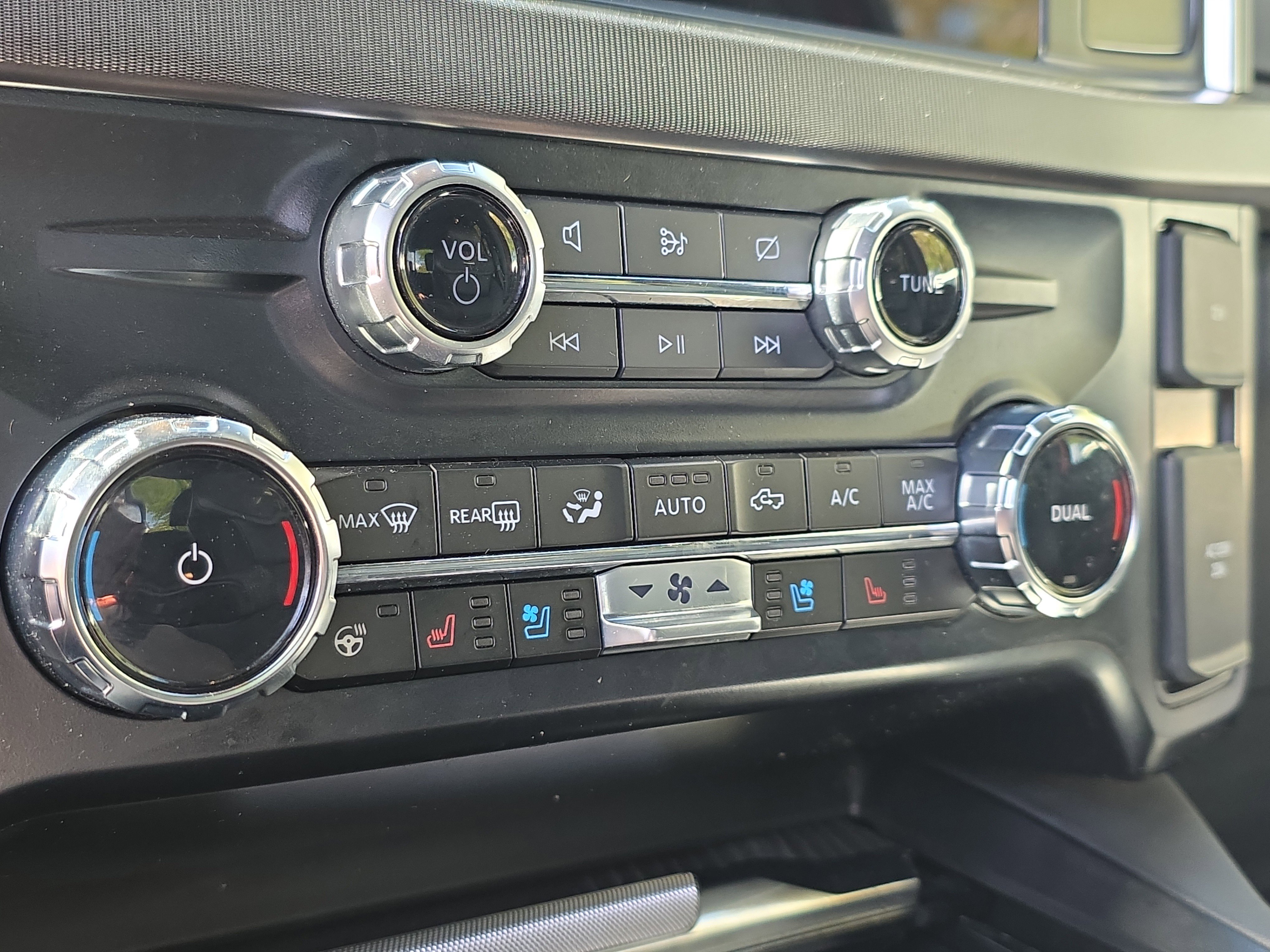 Used 2024 Ford F350 Platinum w/ FX4 Off-Road Package image 29