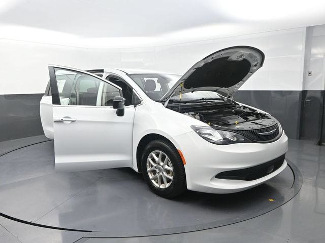 Used 2024 Chrysler Voyager LX FWD image 31
