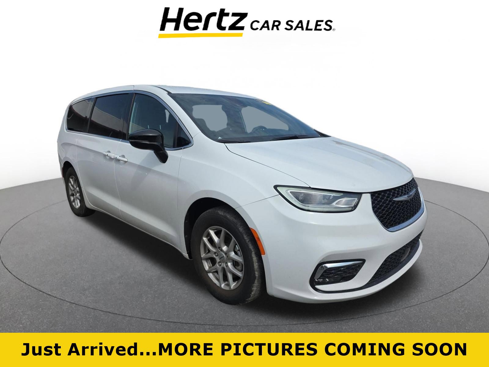 Used 2025 Chrysler Pacifica Select