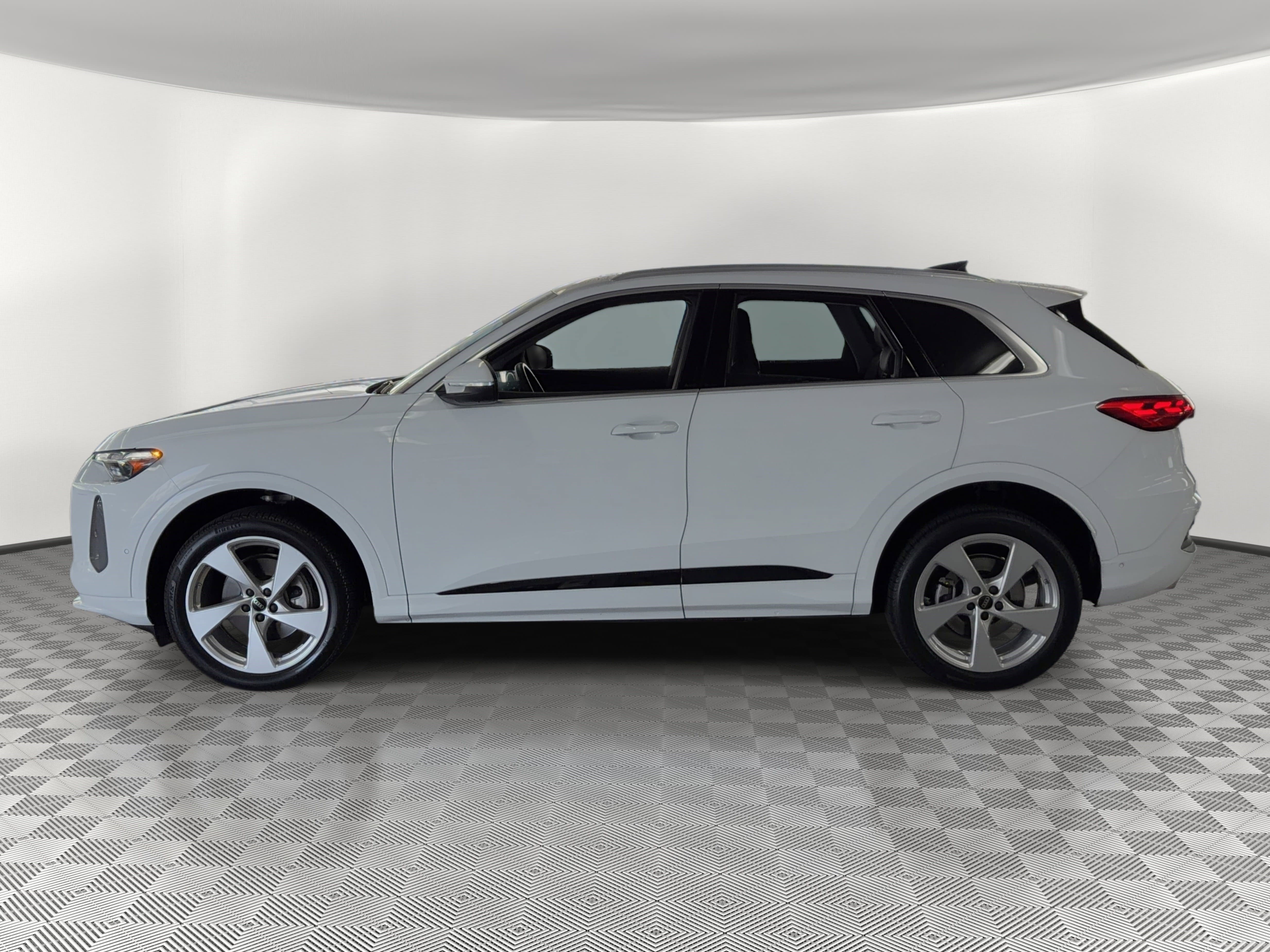 Used 2025 Audi Q5 Premium Plus w/ Premium Plus image 2