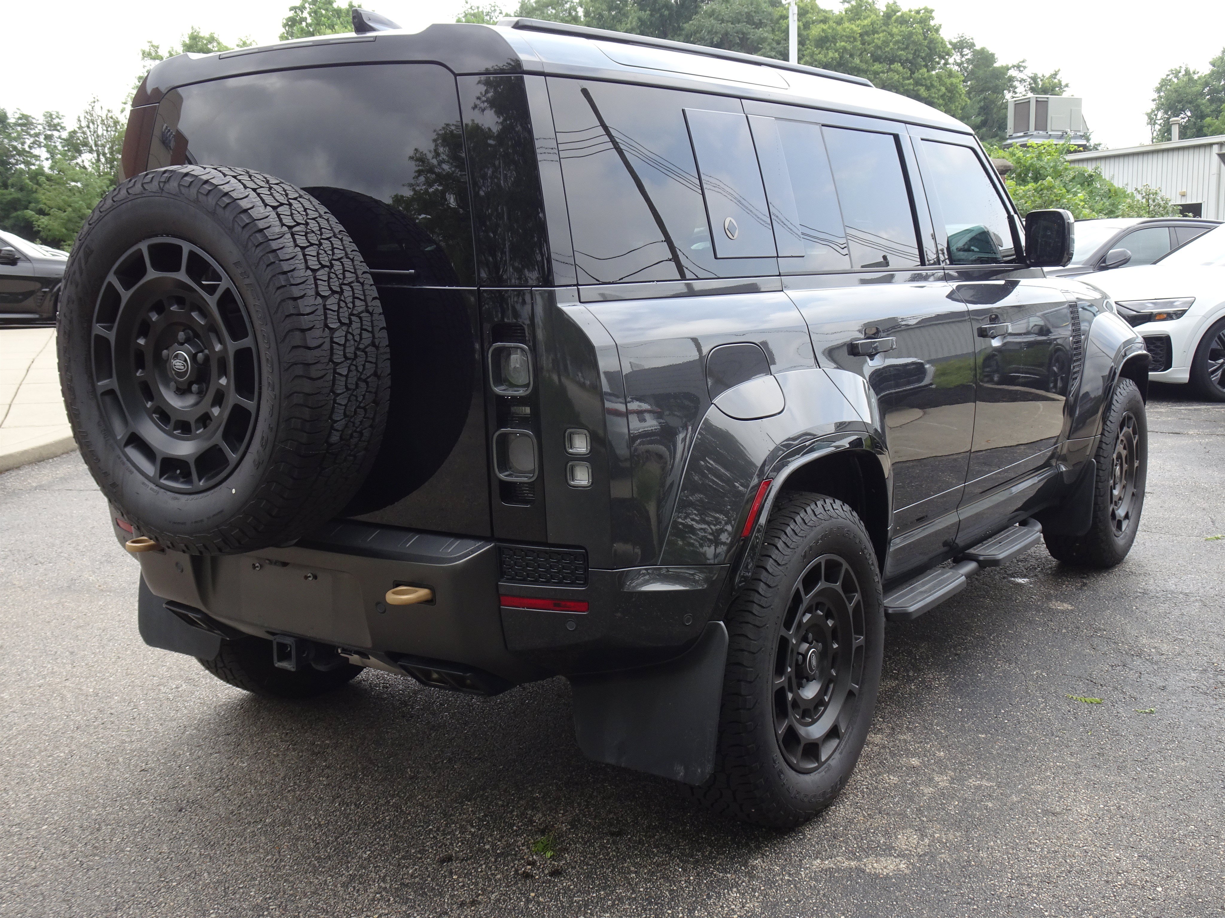 Used 2025 Land Rover Defender 110 AWD/4WD image 5