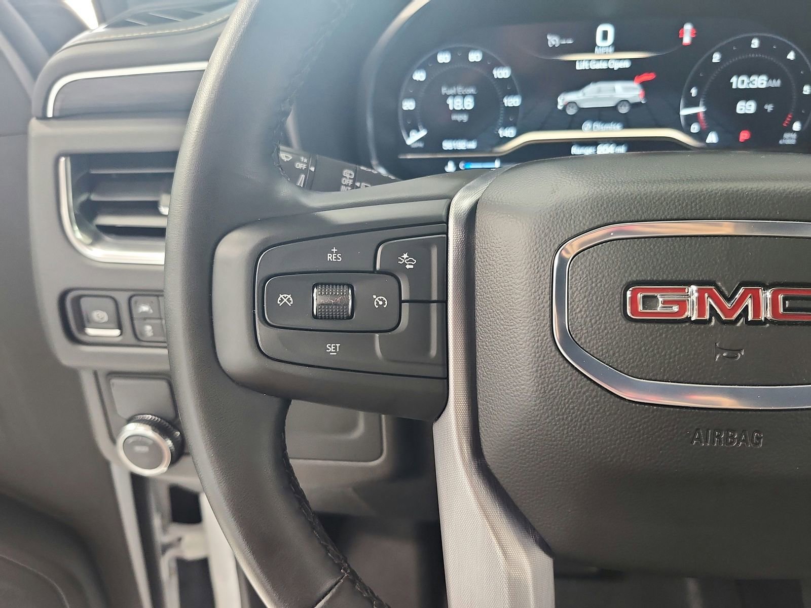 Used 2024 GMC Yukon XL SLT image 27