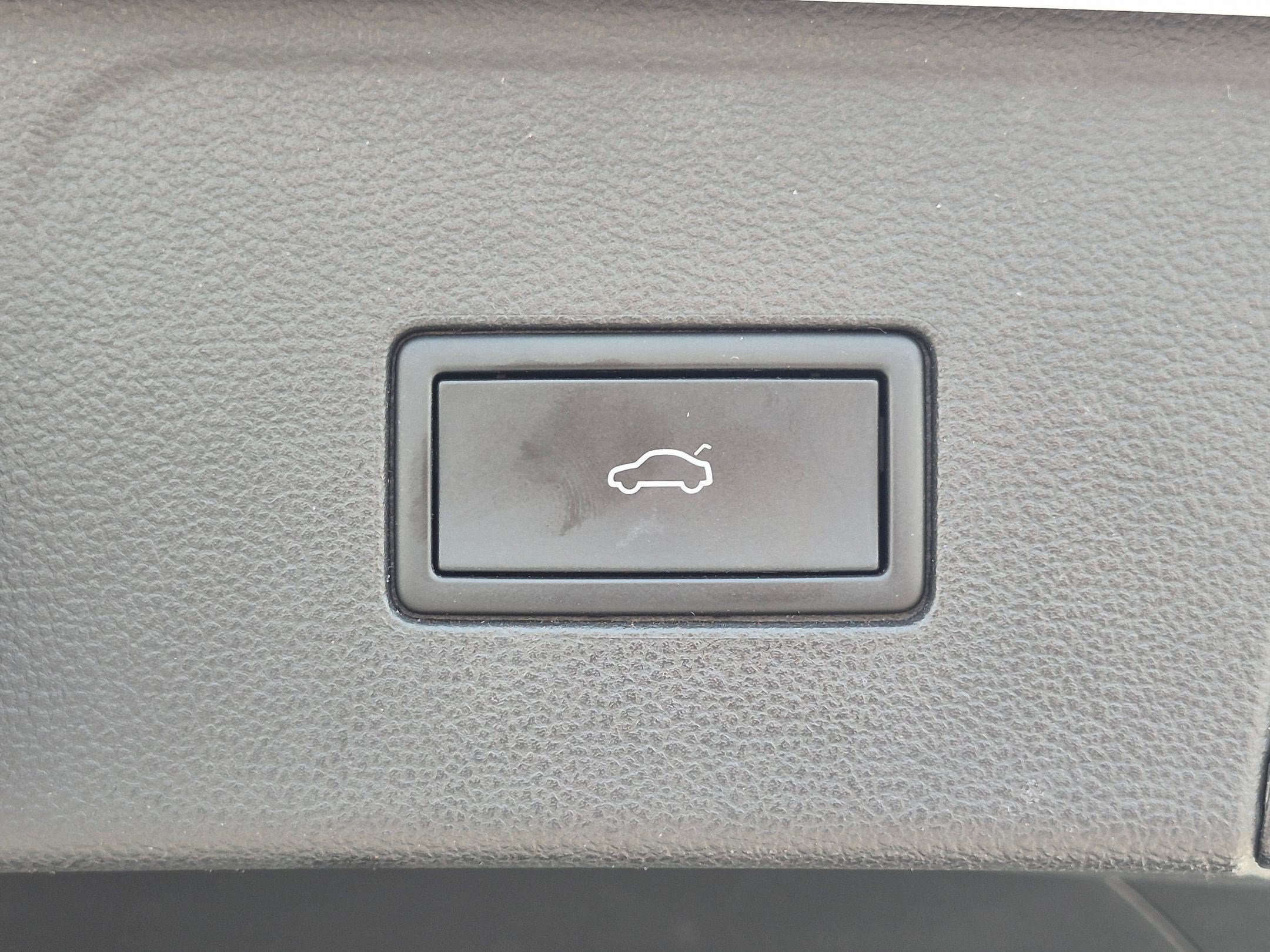 Used 2024 Volkswagen Atlas SE w/ Panoramic Sunroof Package FWD image 35