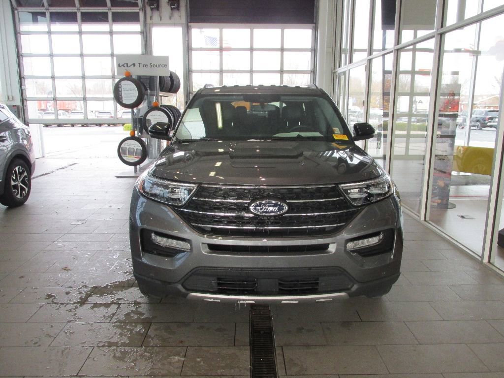 Used 2024 Ford Explorer XLT w/ Equipment Group 202A image 2