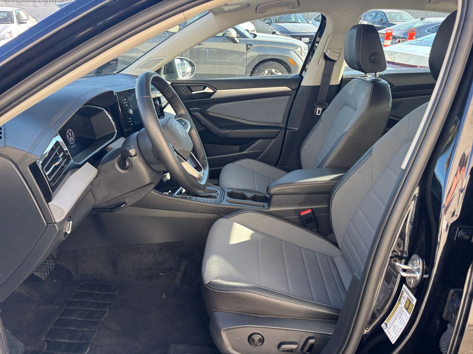 Used 2025 Volkswagen Jetta SE image 27