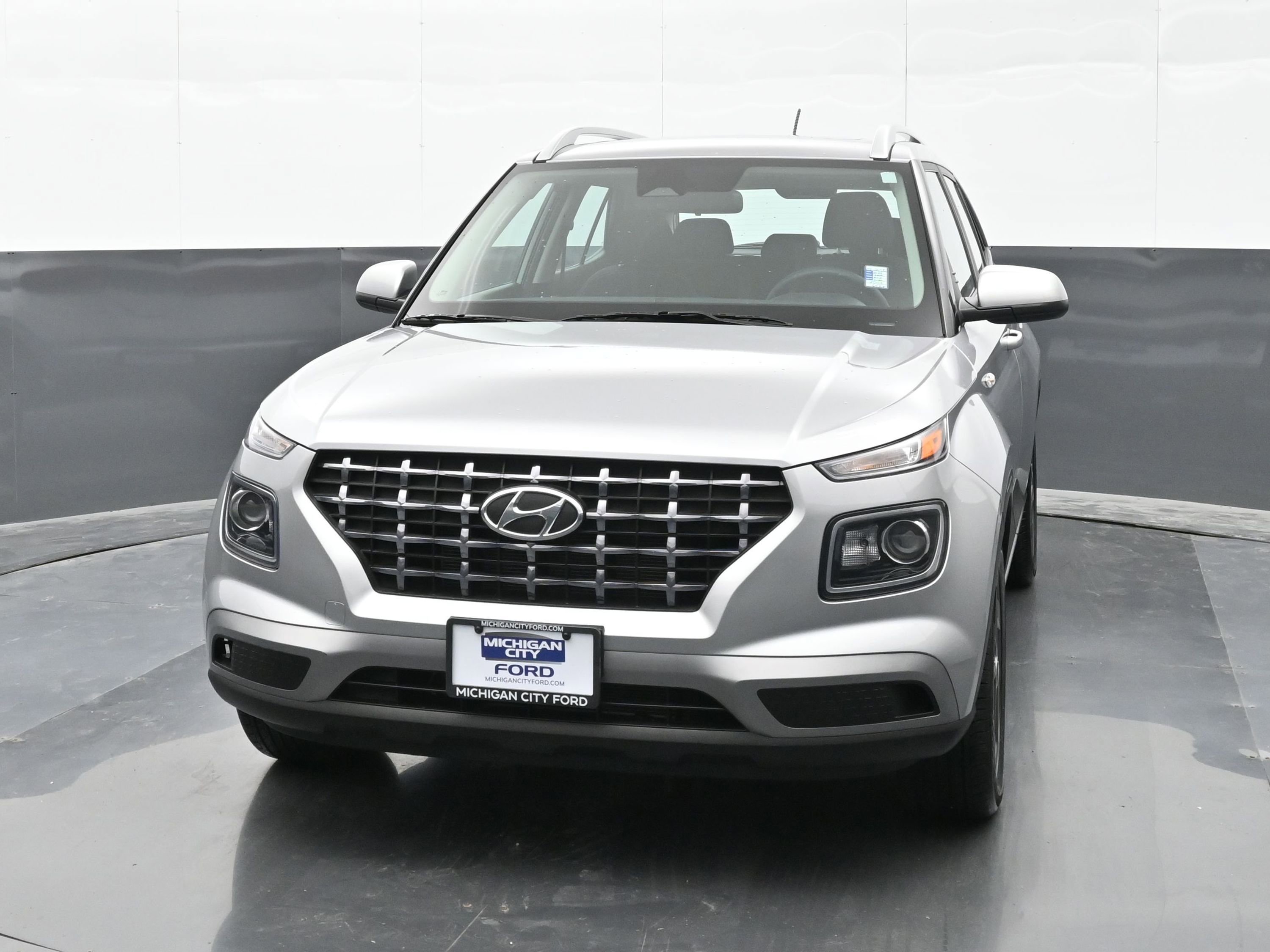 Used 2024 Hyundai Venue SEL image 3