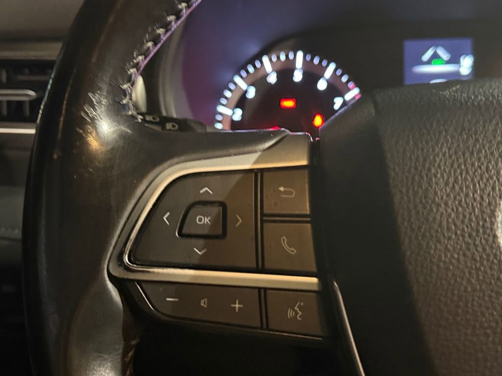 Used 2022 Toyota Highlander LE image 11