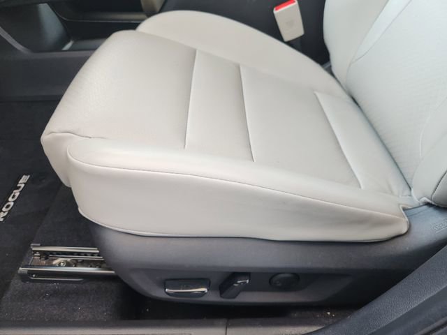 Used 2025 Nissan Rogue SV w/ SV Premium Package FWD image 18