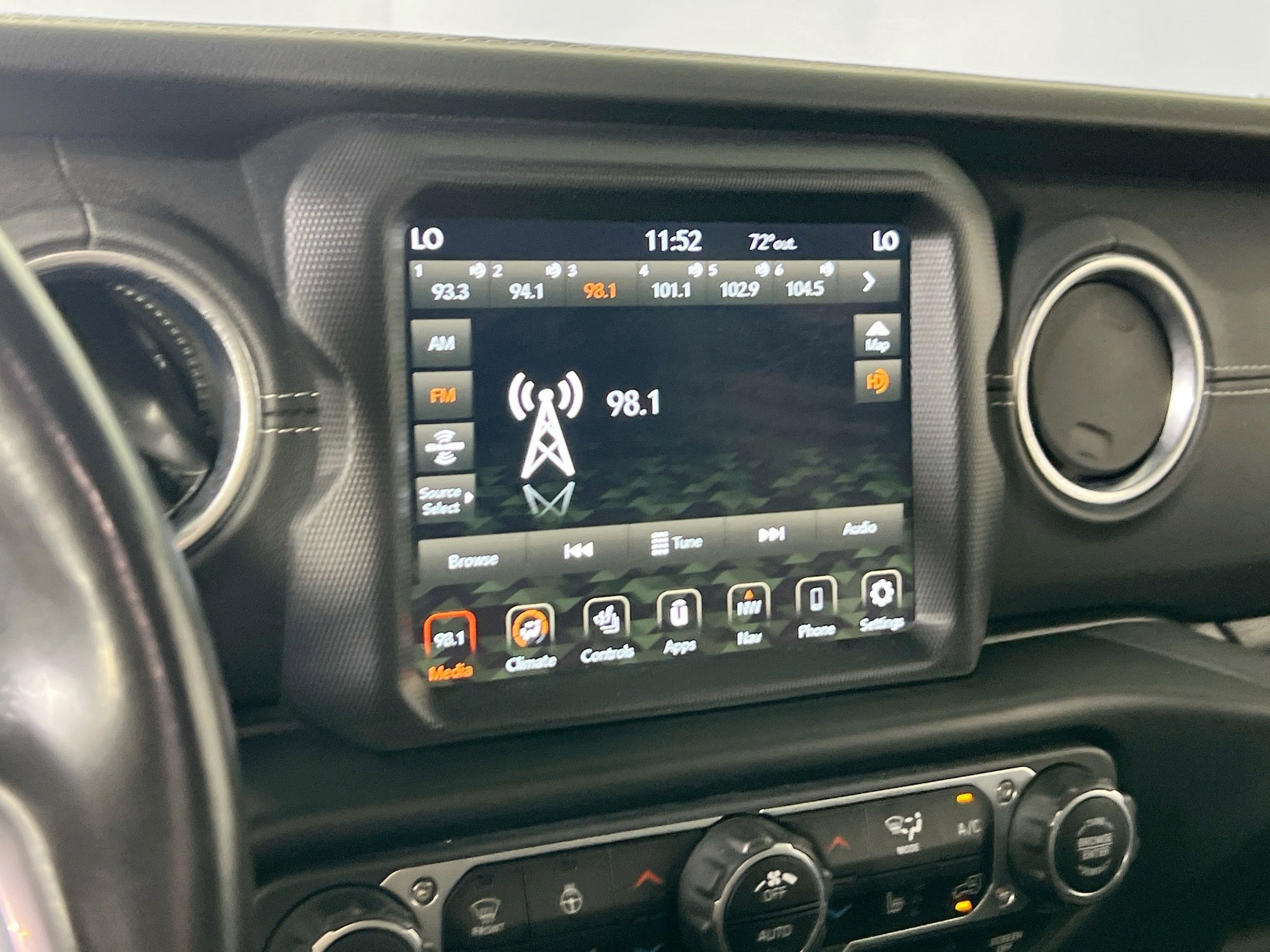 Used 2020 Jeep Wrangler Unlimited Sahara AWD/4WD image 15
