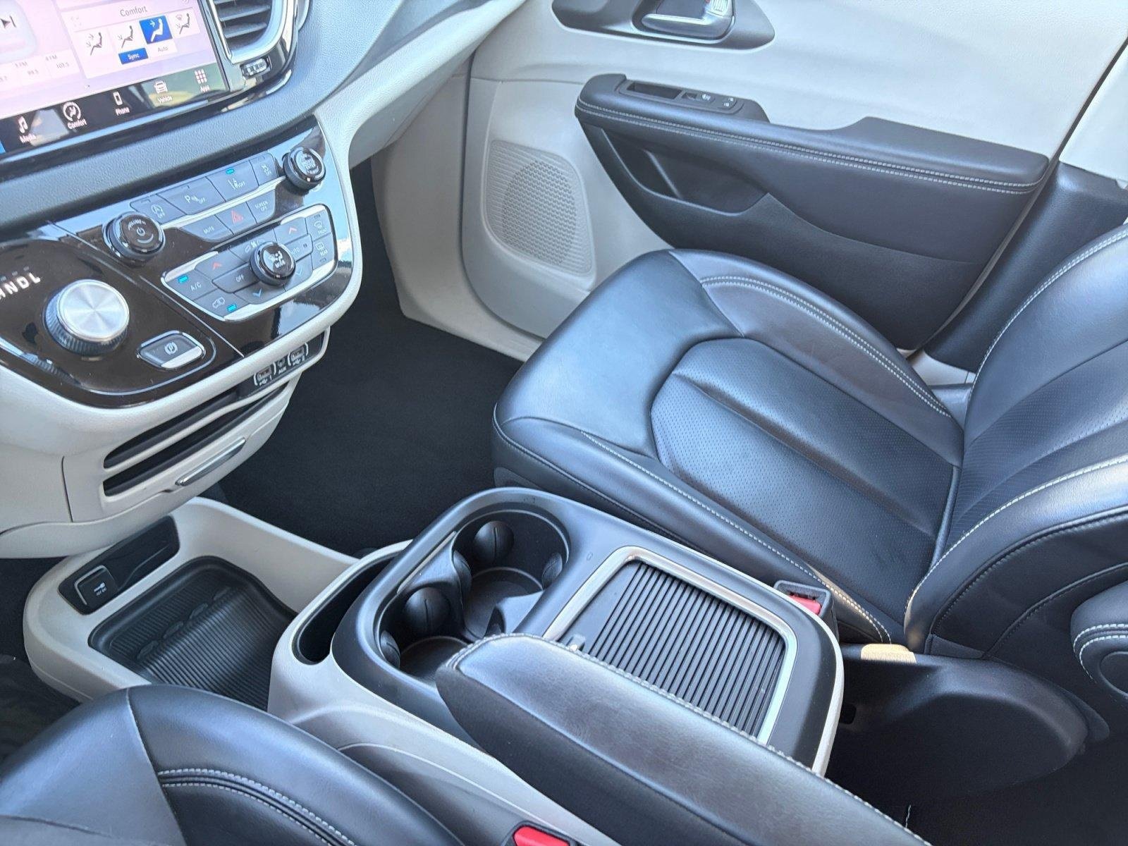 Used 2023 Chrysler Pacifica Touring-L FWD image 21