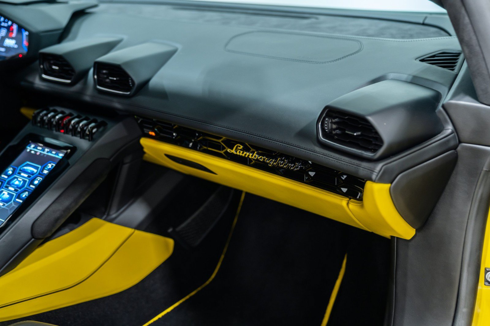 Used 2021 Lamborghini Huracan EVO RWD image 18