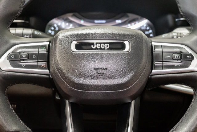 Used 2025 Jeep Compass Latitude w/ Sun & Sound Group AWD/4WD image 16