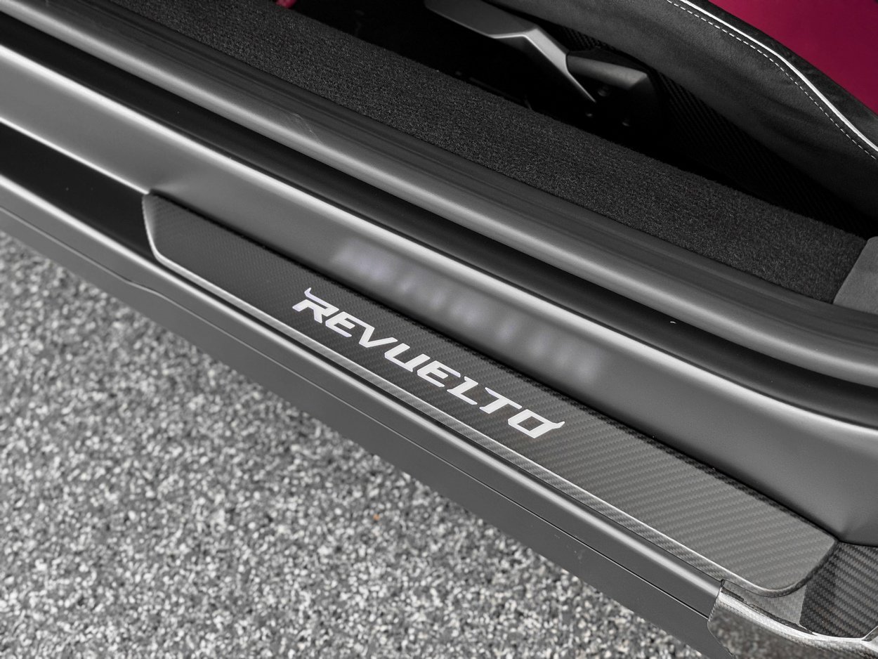 Used 2025 Lamborghini Revuelto image 13