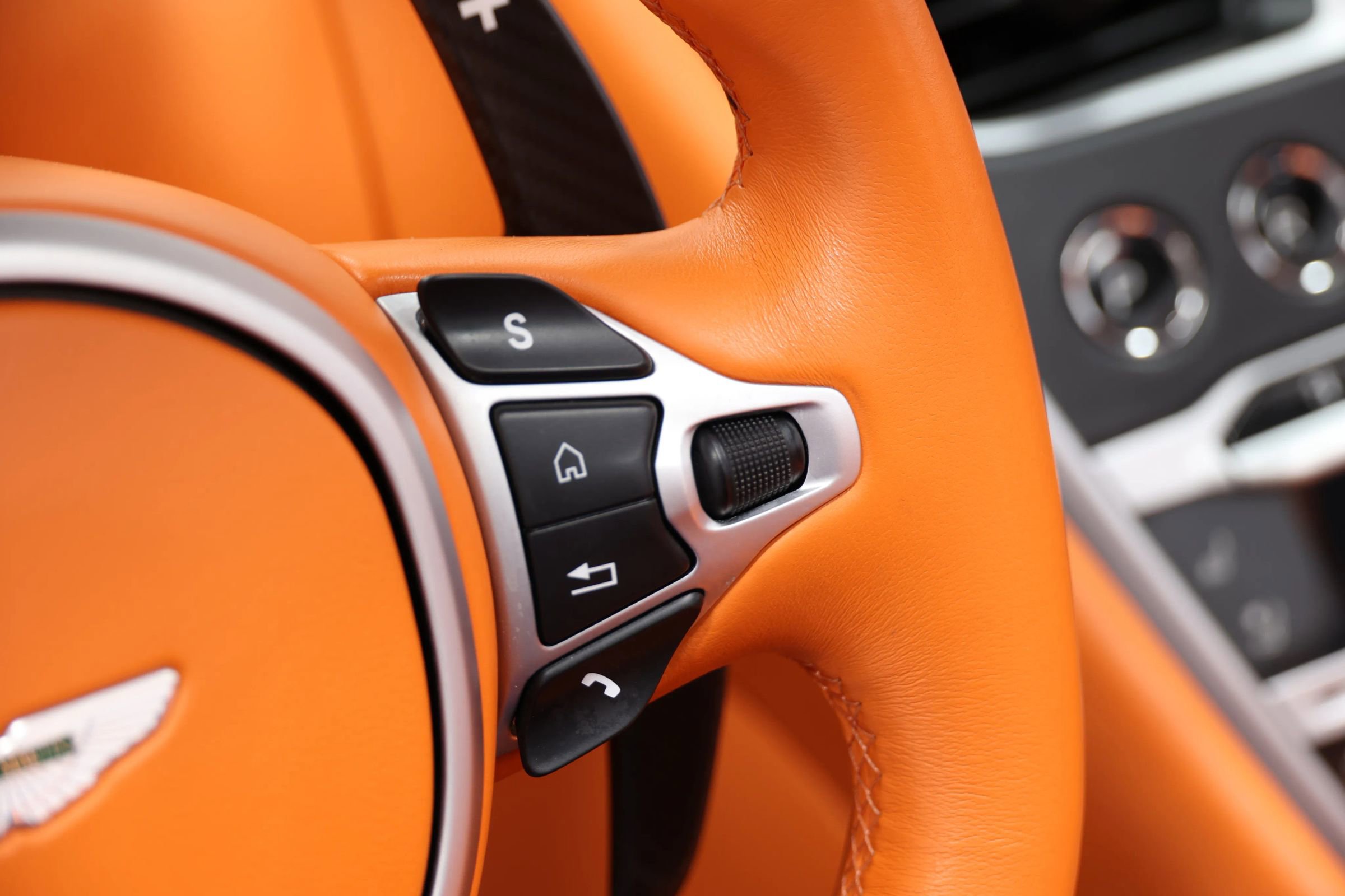 Used 2022 Aston Martin DBS Superleggera Volante RWD image 38