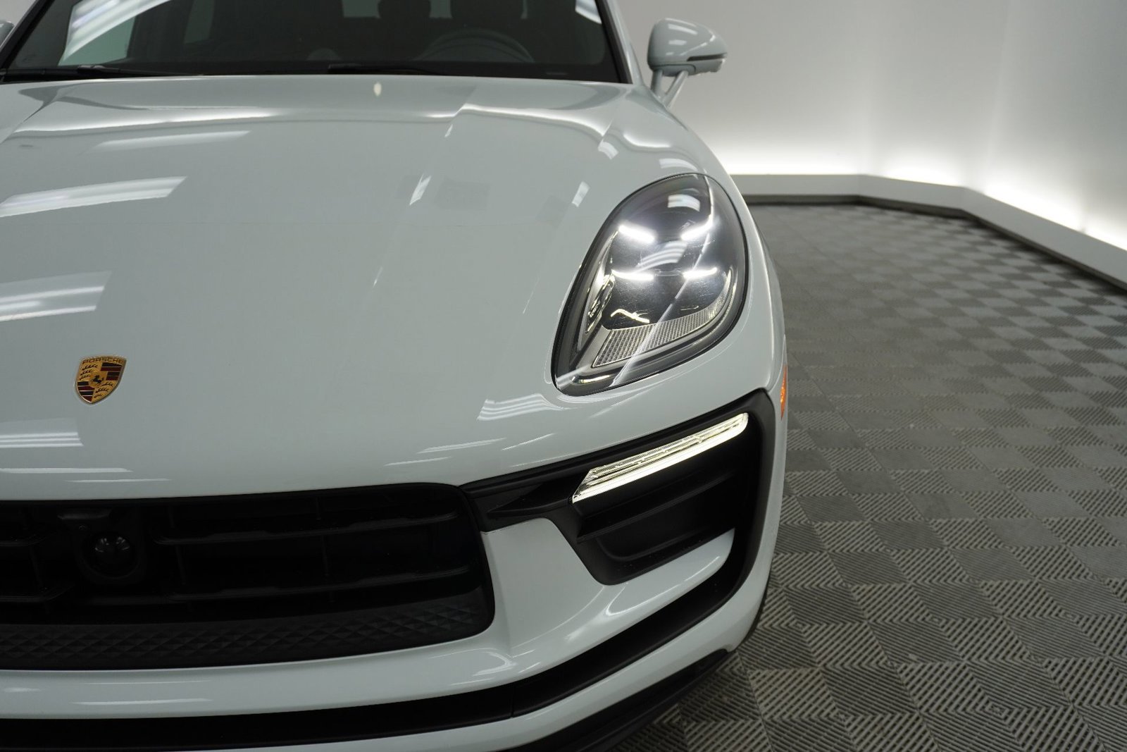 Certified 2025 Porsche Macan image 10