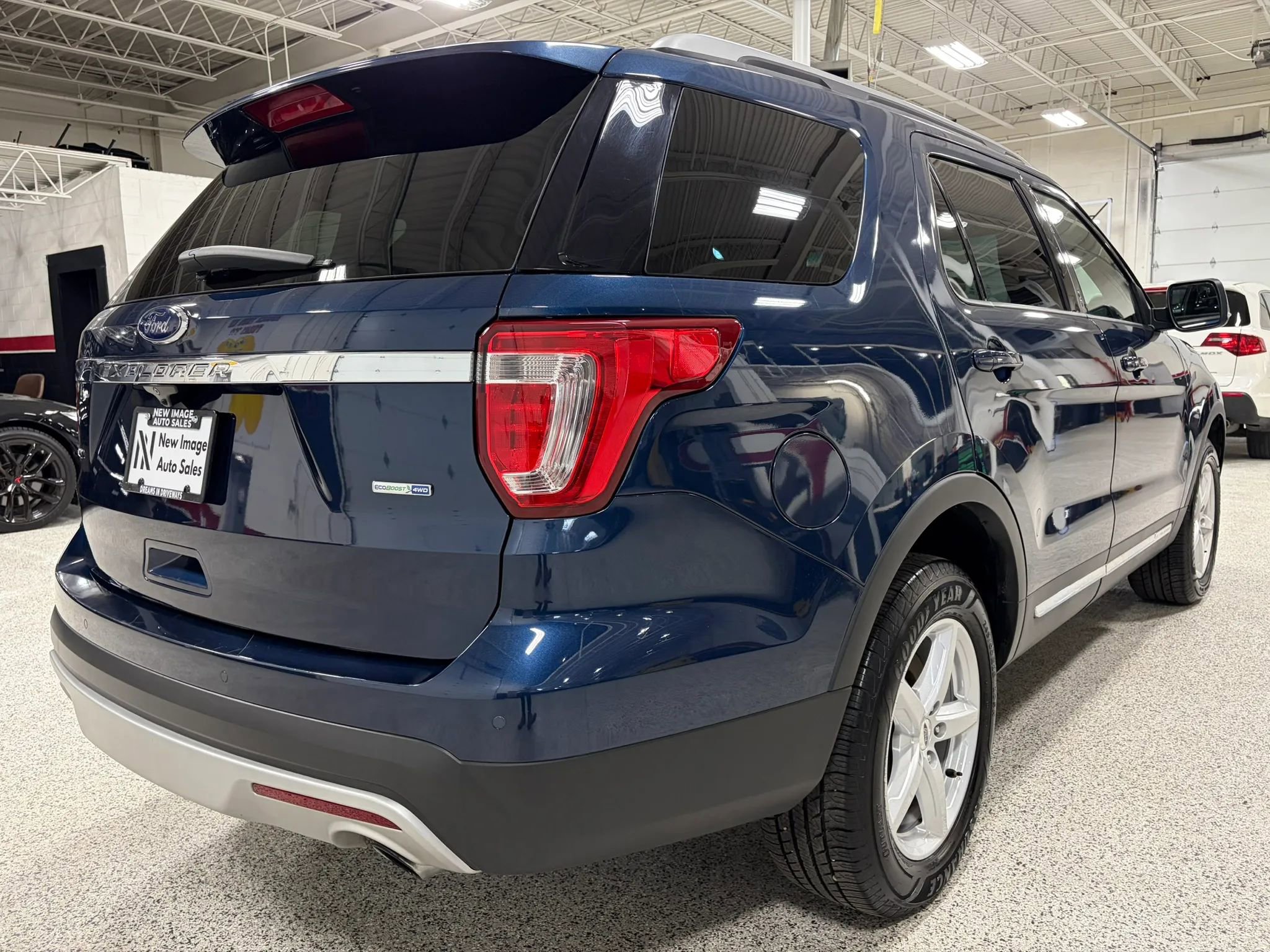 Used 2017 Ford Explorer XLT w/ Equipment Group 201A AWD/4WD image 2