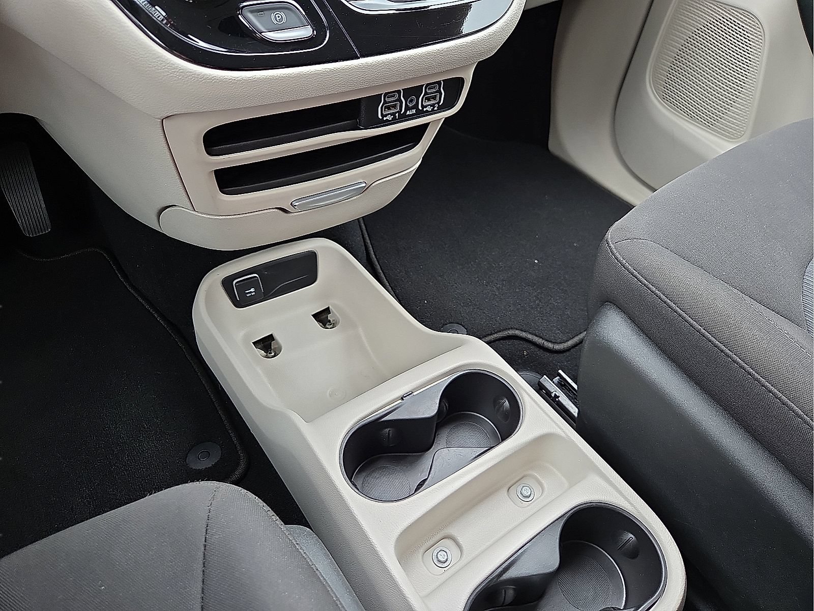 Used 2023 Chrysler Voyager LX FWD image 25
