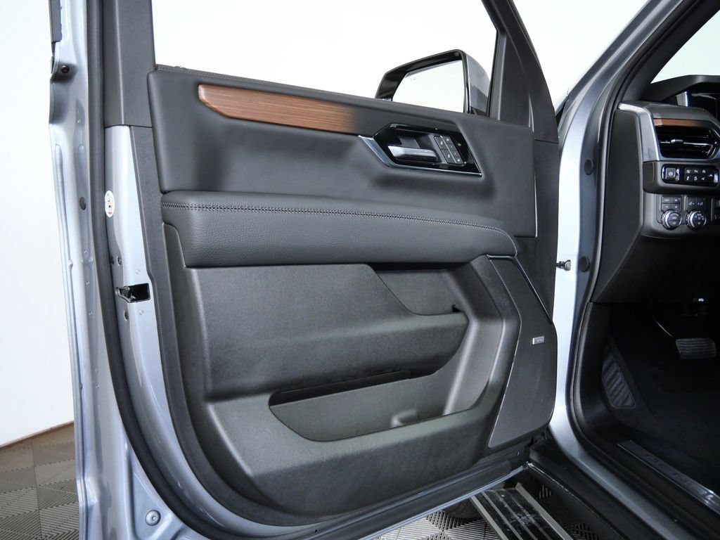 Used 2025 GMC Yukon Denali w/ Sun & Power Step Package AWD/4WD image 17