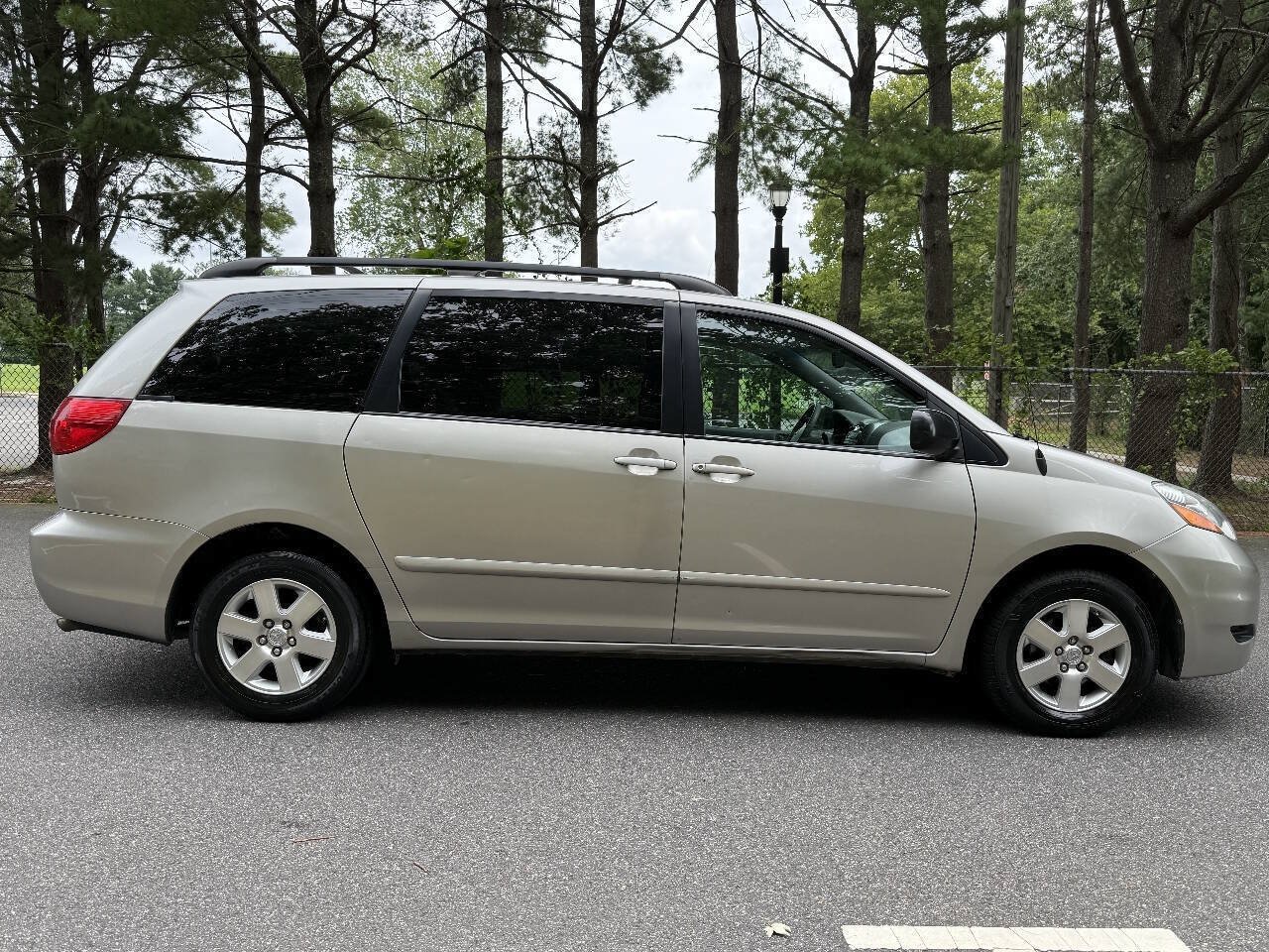 Used 2010 Toyota Sienna LE FWD image 4