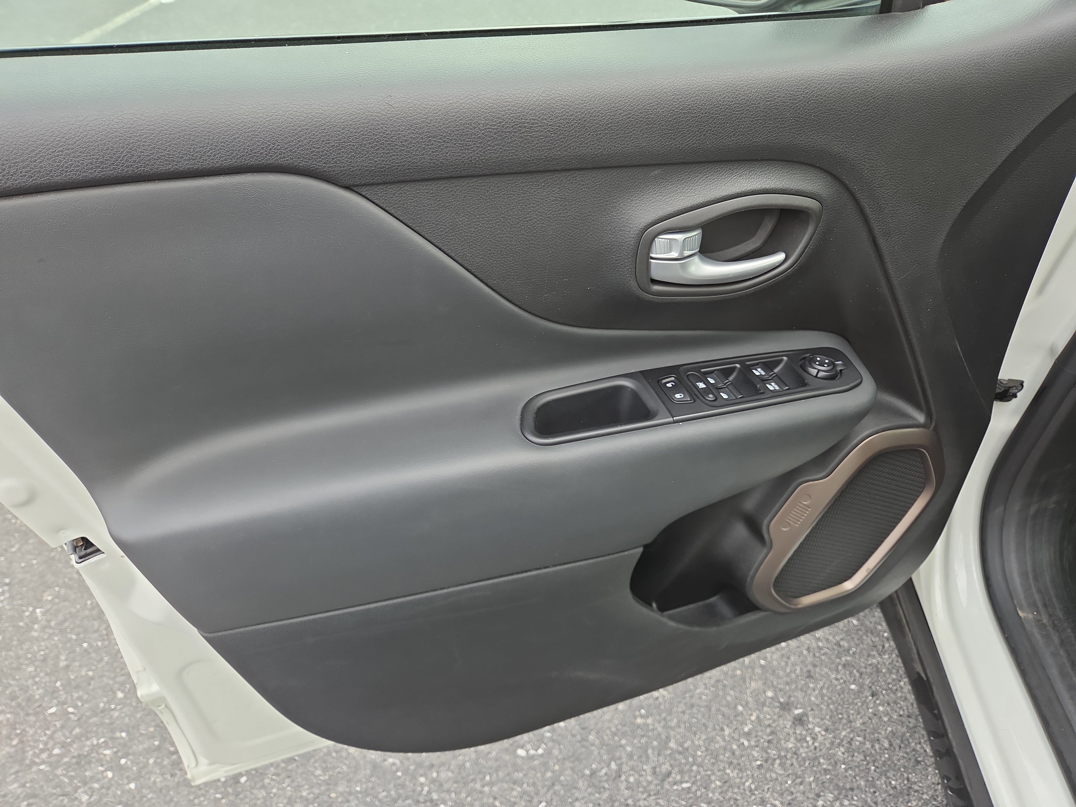 Certified 2023 Jeep Renegade Latitude AWD/4WD image 14