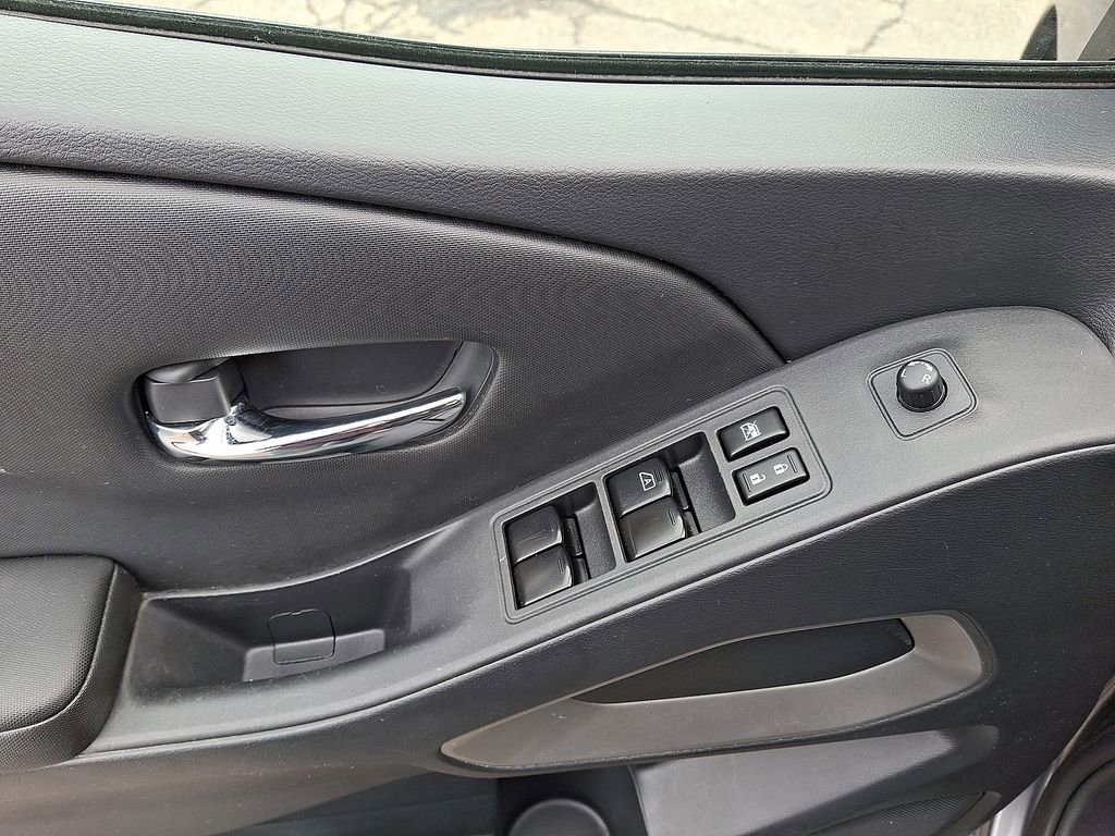 Used 2023 Nissan Frontier SV image 2