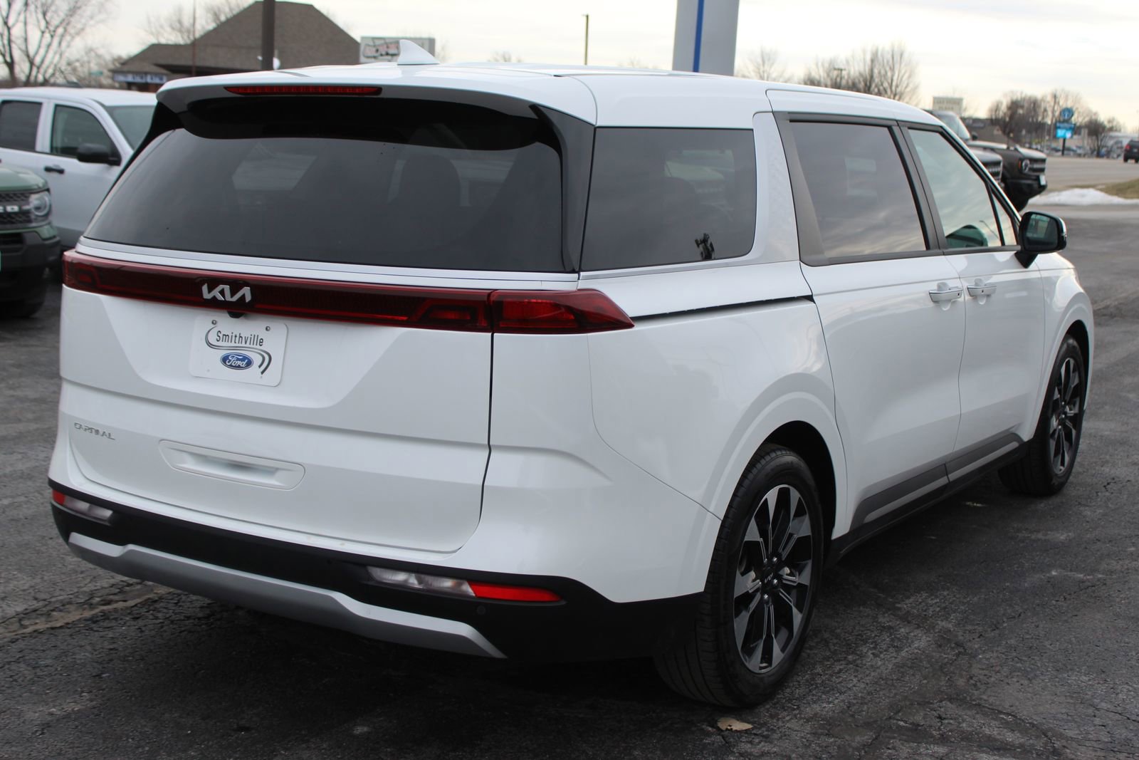 Used 2024 Kia Carnival EX image 7