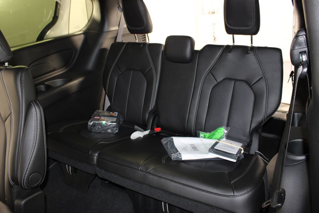 New 2027 Chrysler Pacifica Select FWD image 18