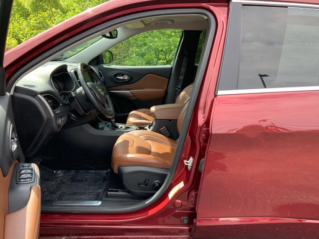Used 2019 Jeep Cherokee Overland w/ Technology Group AWD/4WD image 16