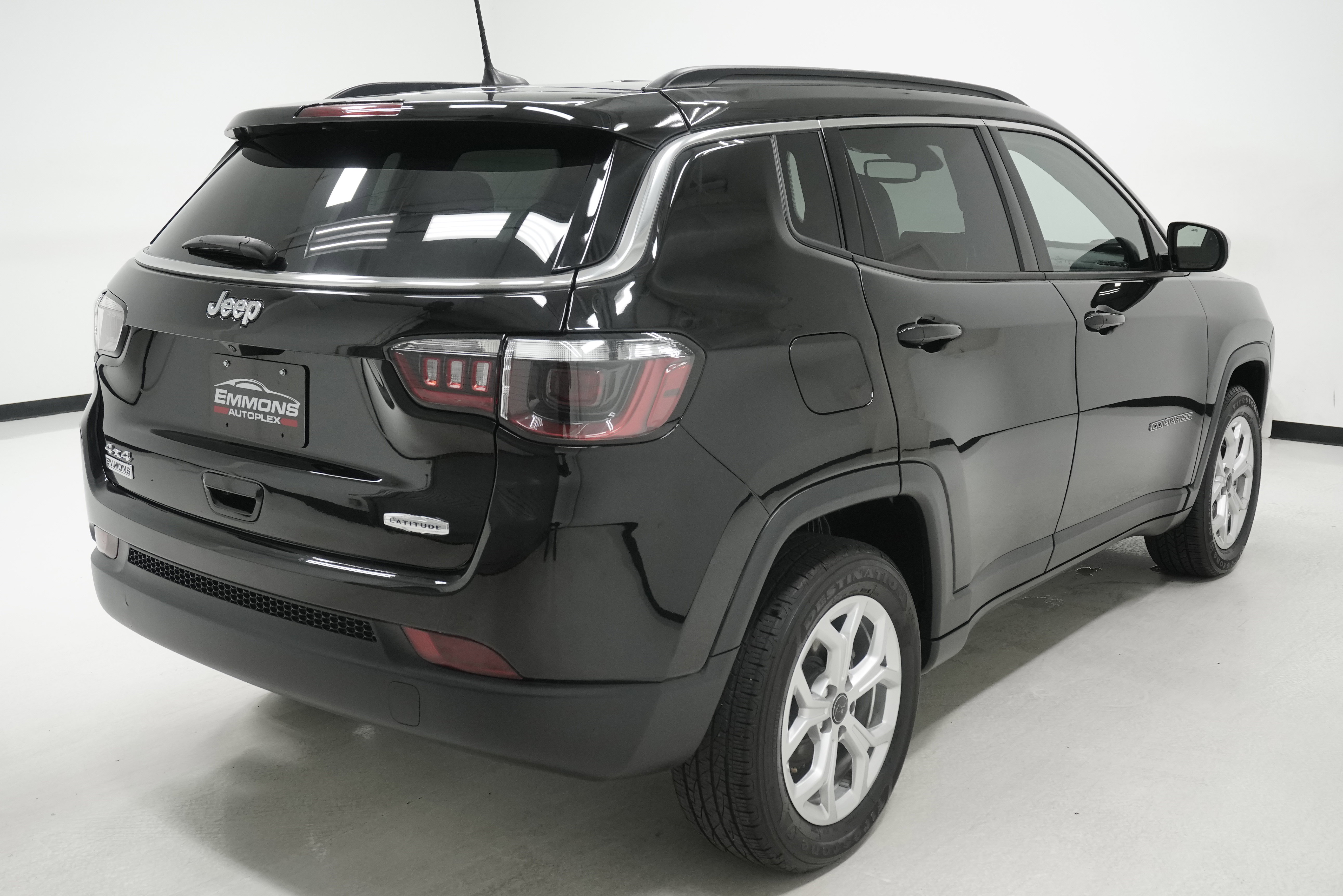 Used 2025 Jeep Compass Latitude image 4