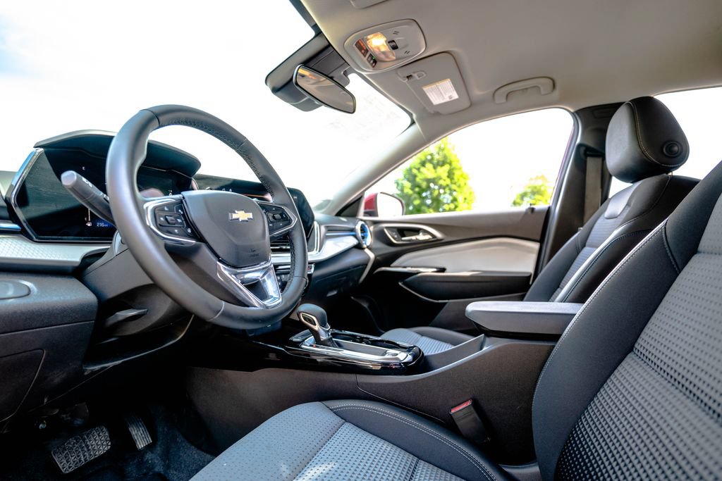 Certified 2025 Chevrolet Trax LT w/ Driver Confidence Package FWD image 28